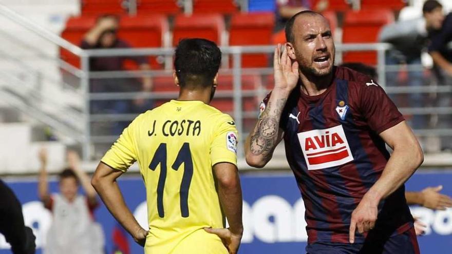 Iván Ramis se lleva la mano a la oreja para celebrar su gol ante el Villarreal.