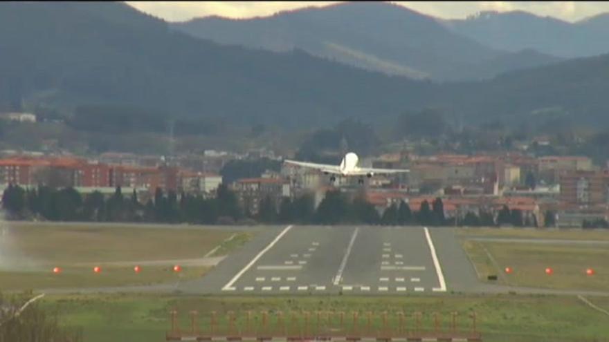 El viento dificulta los aterrizajes en Bilbao