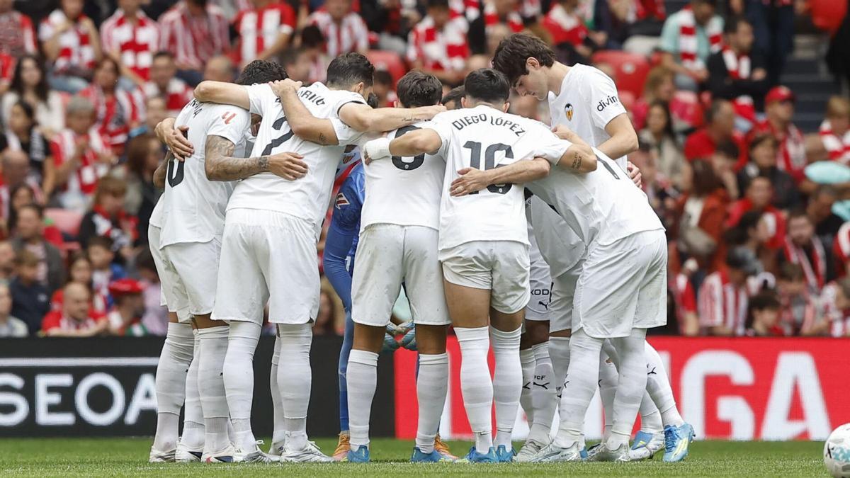 Los jugadores del Valencia hacen piña antes del pitido inicial en San Mamés