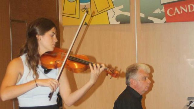 Claudia Ortiz y Sergey Bedrozny, ayer, durante el concierto.