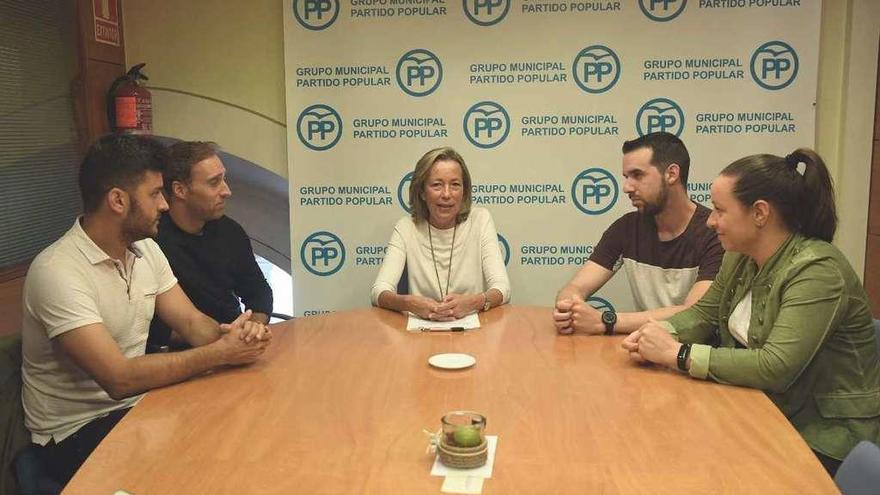 La portavoz municipal del PP. Rosa Gallego, ayer, durante la reunión con los opositores afectados.