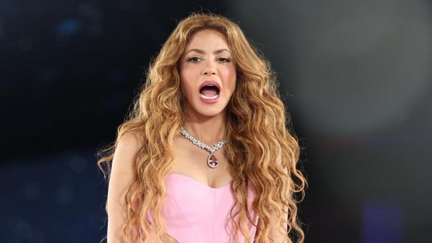 Shakira la lía en la Gala MET con el embarazo de Rihanna