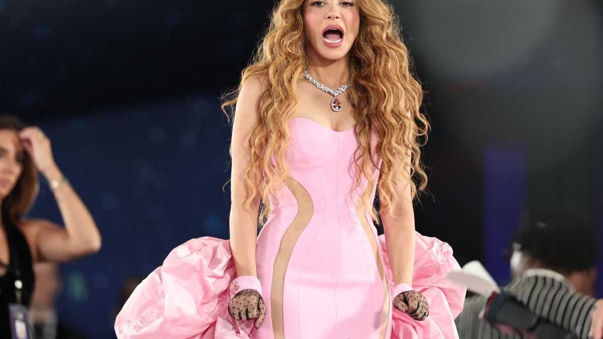 Shakira se hizo un Cayetana Guillén Cuervo en la MET con el embarazo de Rihanna