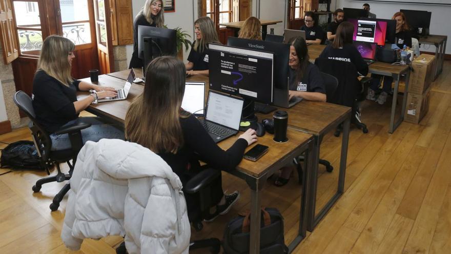 Trabajadores de Hack a Boss, en sus oficinas de la calle Real en A Coruña.   | // IAGO LÓPEZ