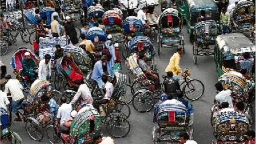 Els rickshaws són els amos en els carrers més estrets de la capital de Bangla Desh