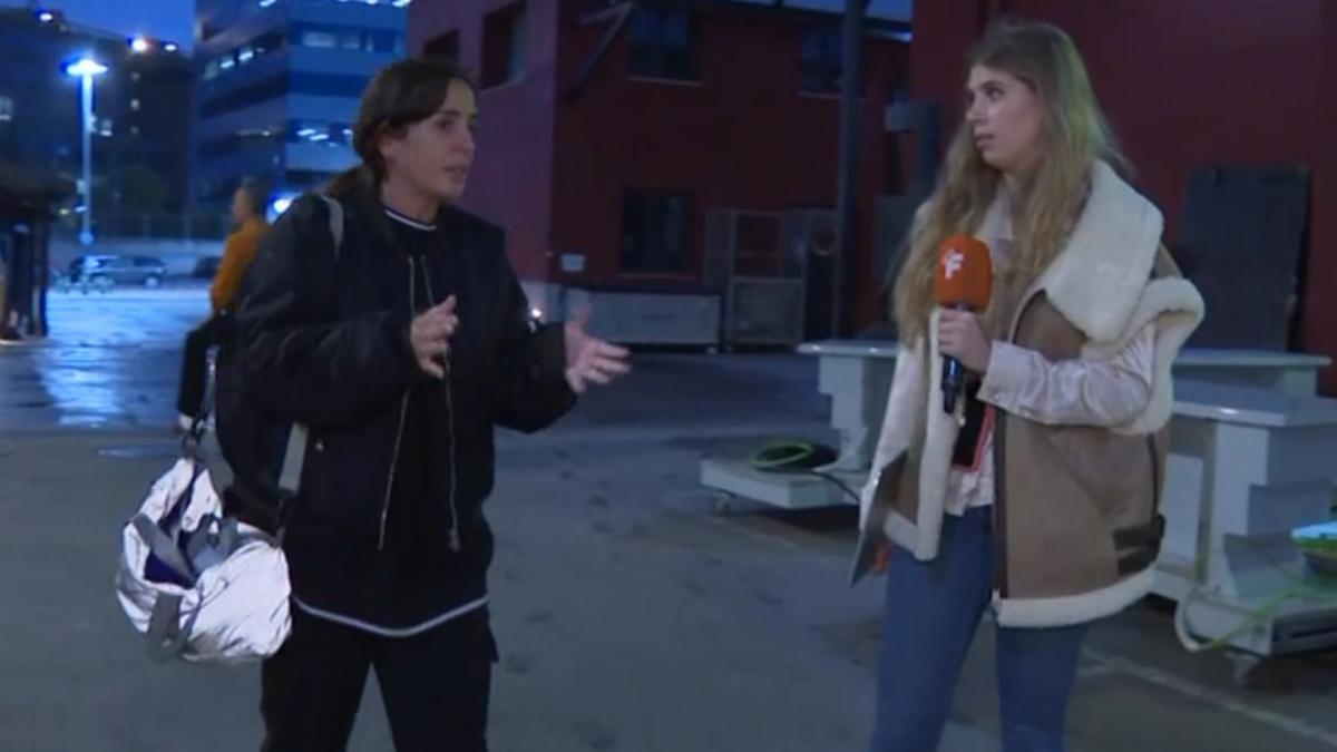 Anabel Pantoja siendo interceptada por una reportera de Fiesta.