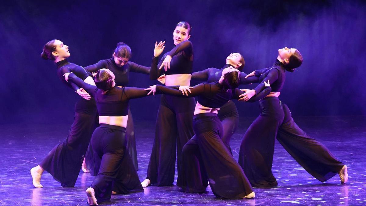 Medio millar de bailarines se lucen en el Vigo Dance Festival