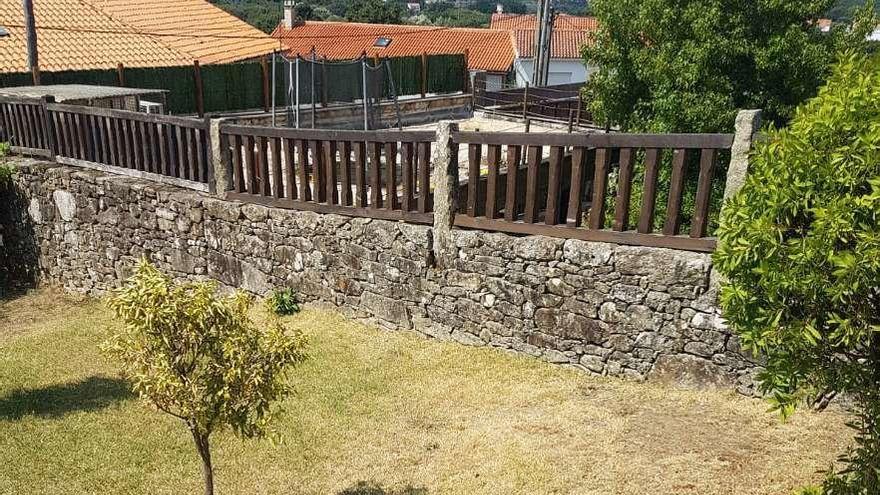 El muro denunciado por los vecinos en el lugar de Baiuca Oeste. // Cedida