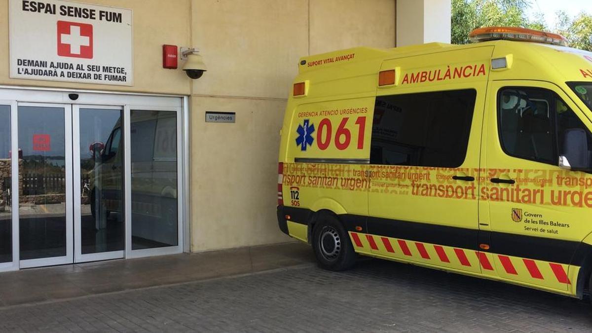 Ambulancia junto al Hospital de Formentera.