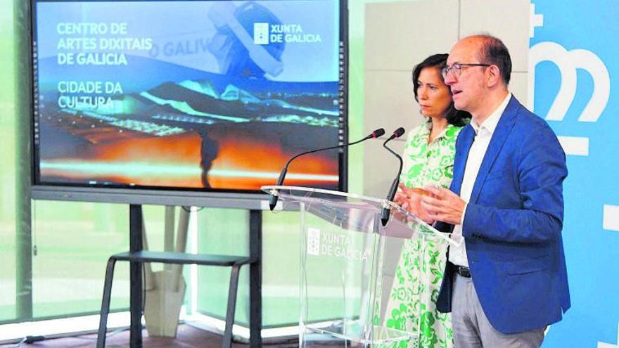 Ana Isabel Vázquez e Anxo M. Lorenzo, onte, na Cidade da Cultura, en Santiago.  | // JESÚS PRIETO