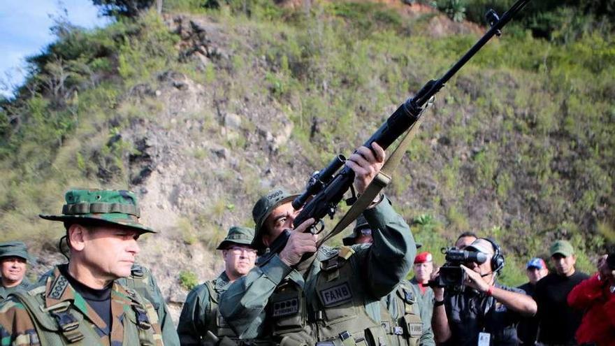 El ministro de Defensa de Venezuela, Vladimir Padrino, durante las prácticas de tiro. // Reuters