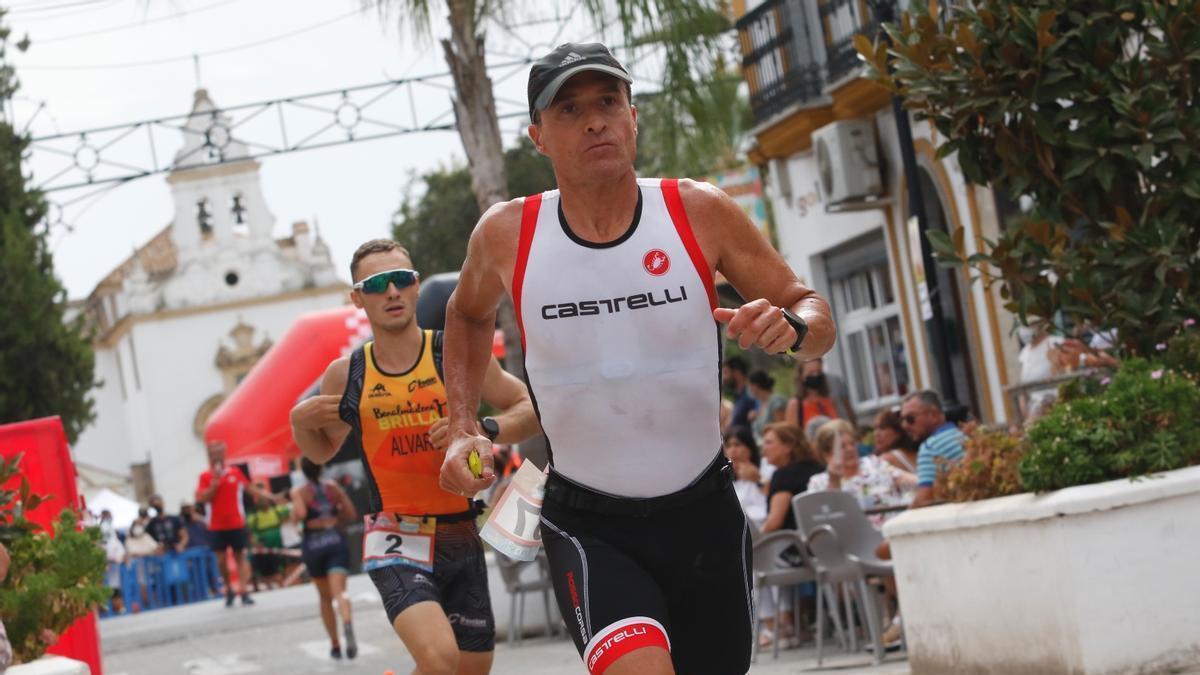 Varios participantes, en una edición anterior del Triatlón de Posadas Califas de Hierro.