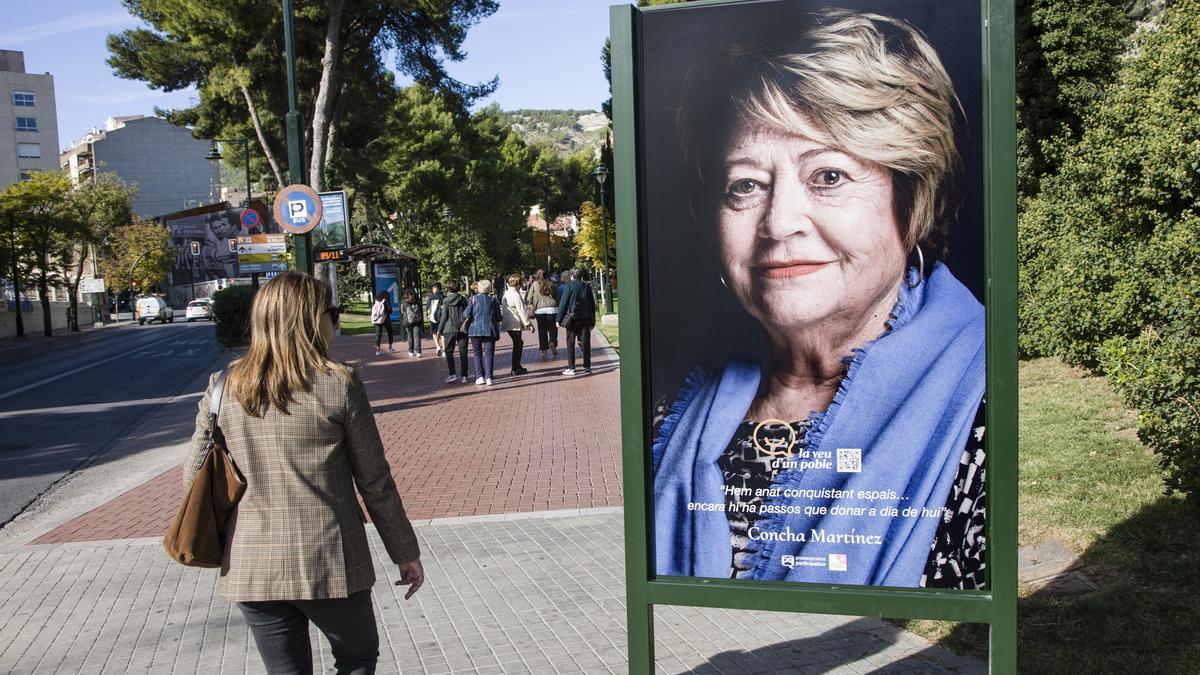 Uno de los paneles de la exposición &quot;La veu d&#039;un poble&quot;, instalado en el paseo de Cervantes