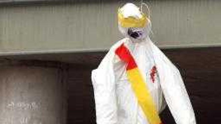 Varios jóvenes encapuchados descolgaron un muñeco con una bandera nacional, durante una concentración que tuvo lugar en la Plaza Civíca de la Universidad Autonóma de Bellaterra de Barcelona (UAB) en apoyo a los procesados por la Audiencia Nacional por la quema de fotografías de los Reyes el pasado día 22 en Girona y Molins de Rei.