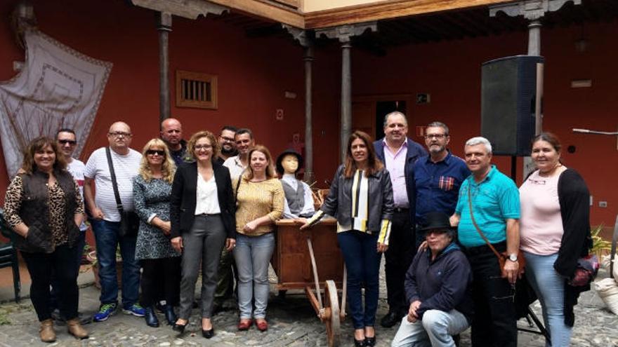 Carmen Hernández y tres concejales junto a miembros de la Escuela de Folclore, ayer en la Casa Condal.