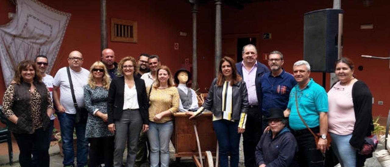 Carmen Hernández y tres concejales junto a miembros de la Escuela de Folclore, ayer en la Casa Condal.