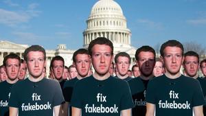Un centenar de figuras de cartón del fundador de Facebook, Mark Zuckerberg, frente al Capitolio en Washington.