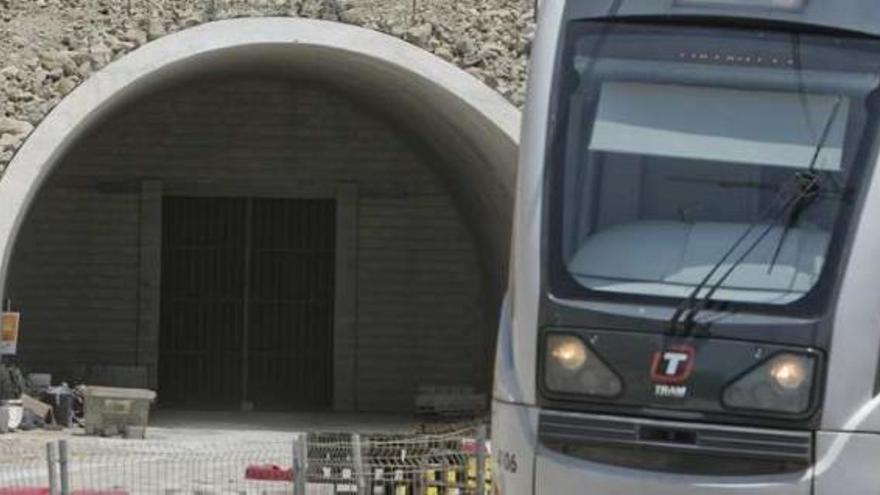 Un tranvía pasa junto al túnel de la Serra Grossa