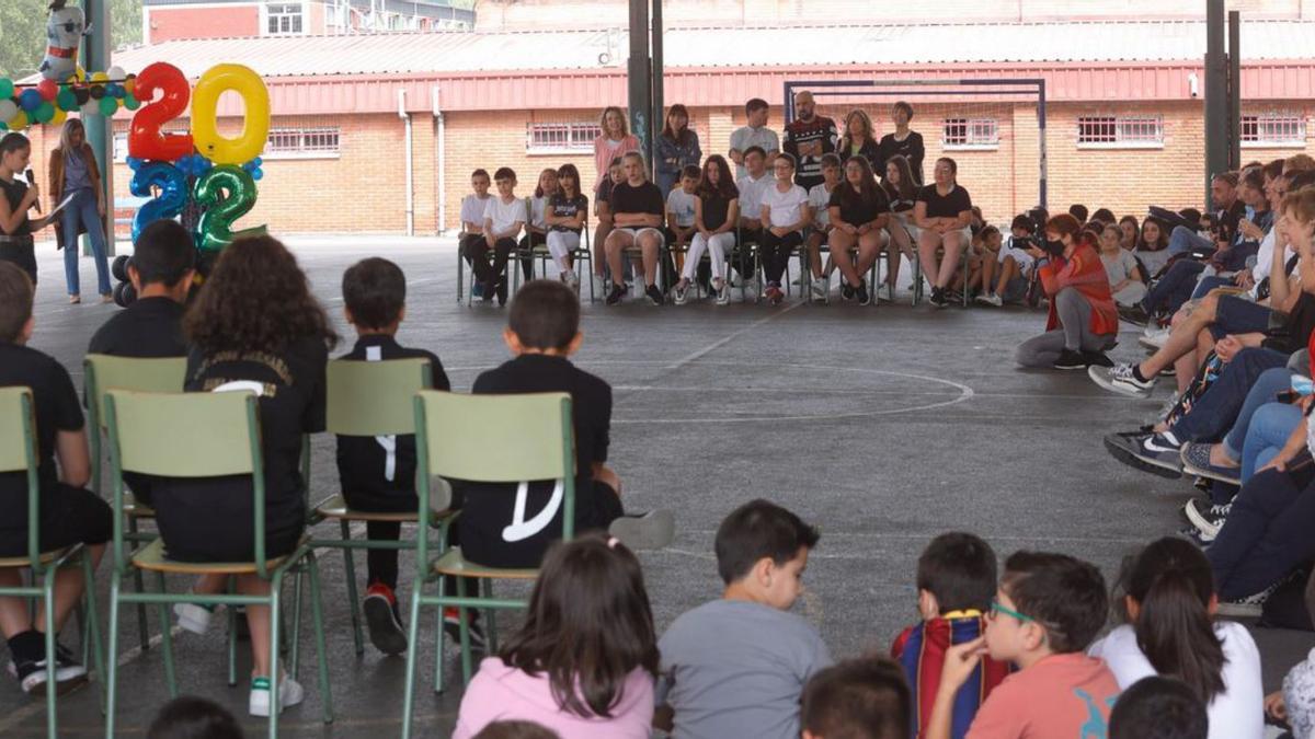 Fiesta de graducación, ayer, en el colegio José Bernardo de Sama de Langreo. | Miki López