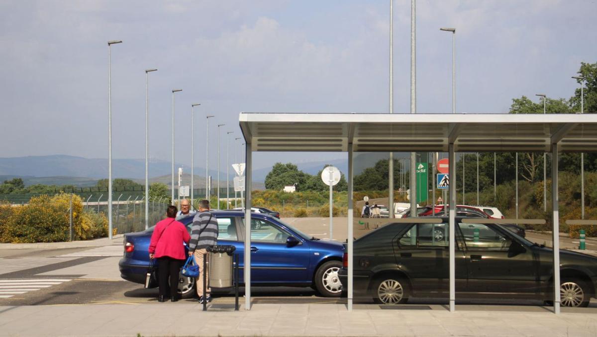 Usuarios del tren en el aparcamiento de la estación de Otero.