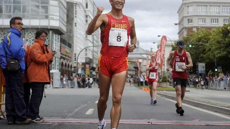 Distintos momentos de la carrera de ayer, con los ganadores en categoría masculina y femenina, los chinos Jiambo Li y Hong Liu. / juan varela