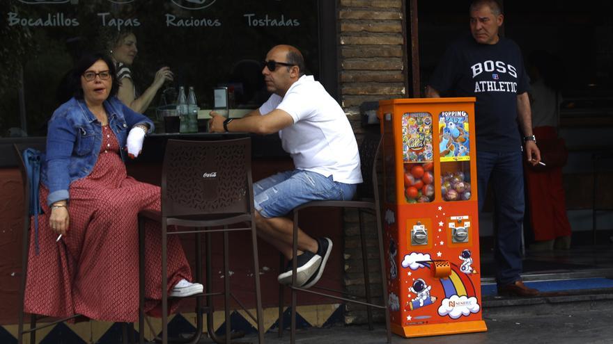 Zaragoza sin humos: &quot;Si estoy en la calle... ¿Por qué no puedo fumar?&quot;