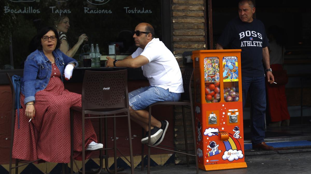 Una pareja, sentada en una terraza.