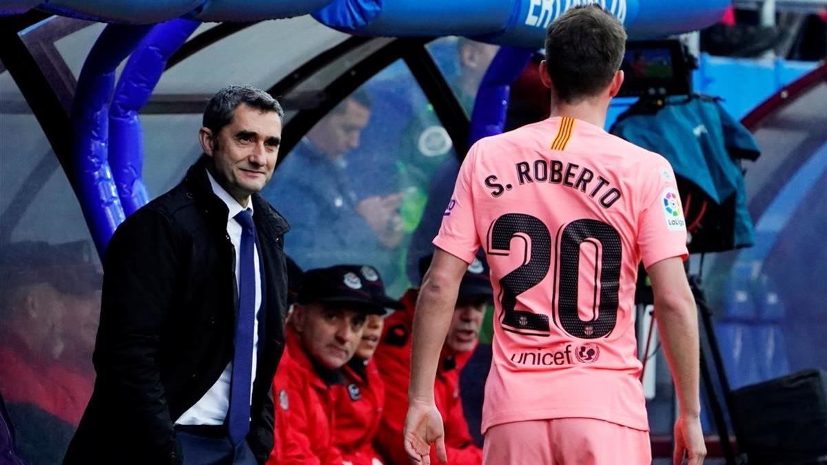 Sergi Roberto pasa por delante de Valverde durante el Eibar-Barça.