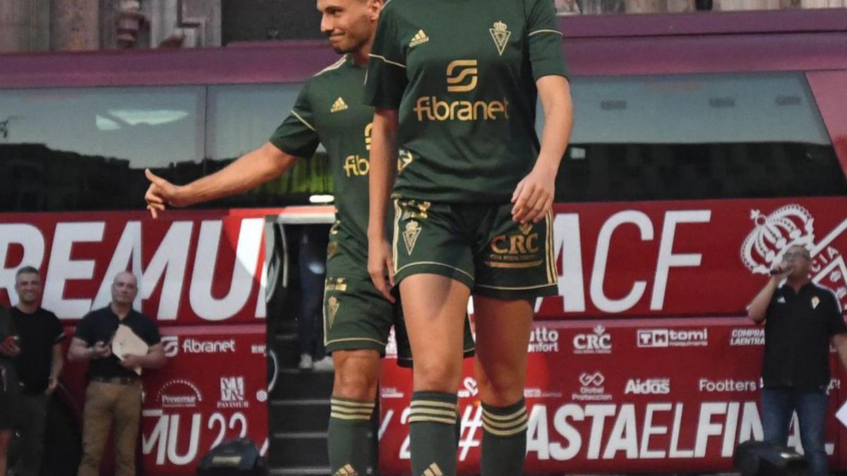 Presentación ayer de las prendas que portará el Real Murcia en Primera Federación.  | ISRAEL SÁNCHEZ