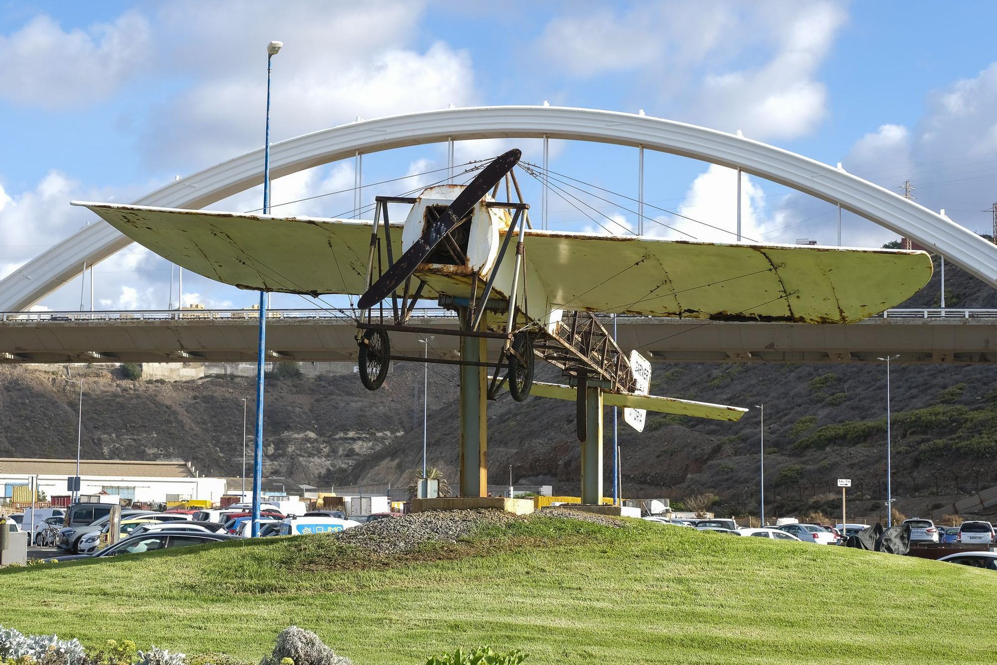 Monumento al aeroplano Blériot XI, el primer en cruzar el Canal de La Mancha