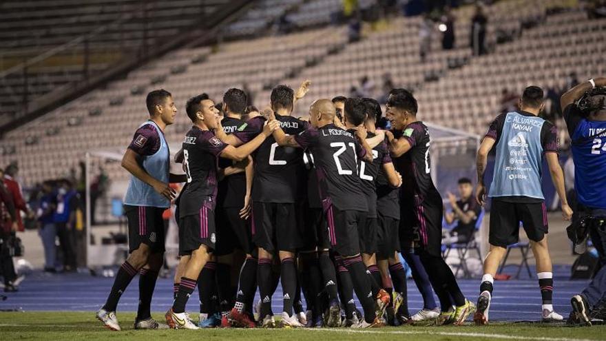 Araújo, junto a sus compañeros, celebra la victoria. |