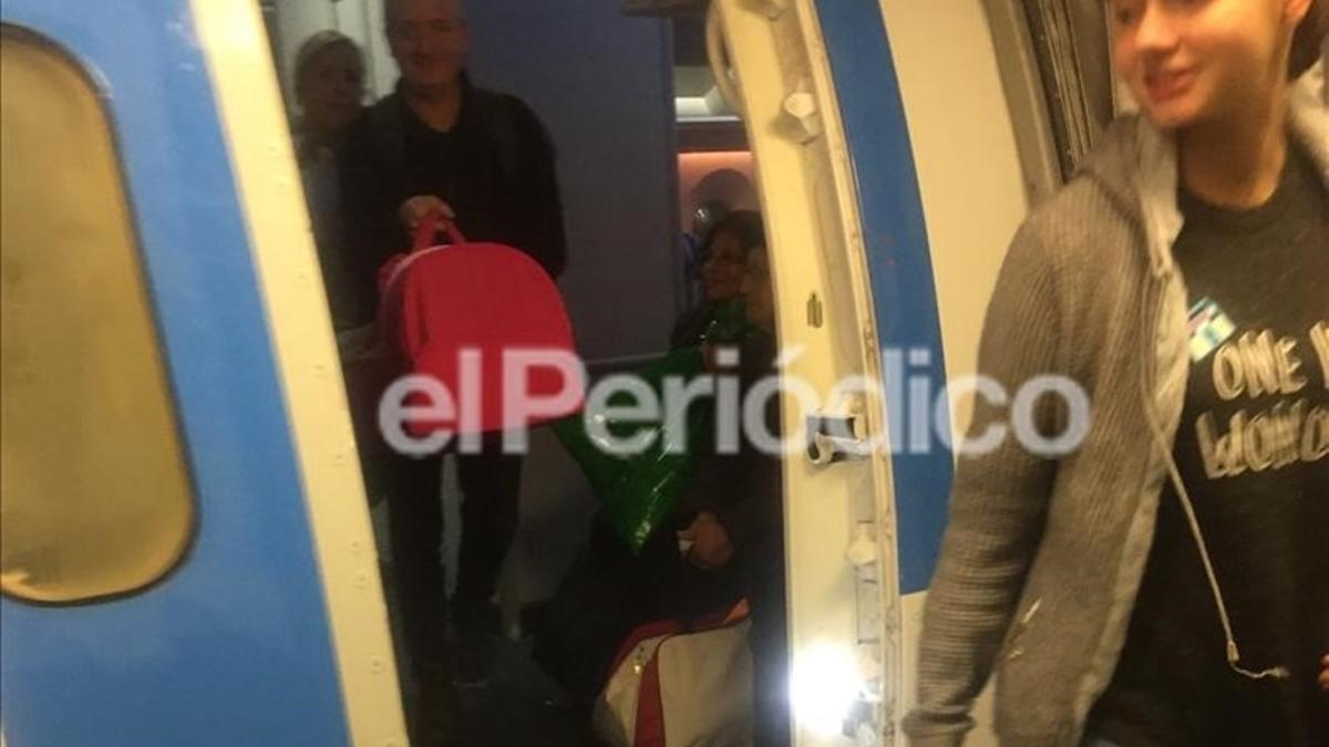 Patricia Aguilar y su padre, Alberto (transportando a la bebé), a la salida del avión en el aeropuerto de Madrid