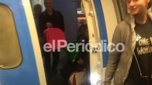 Patricia Aguilar, a su llegada a España tras su rescate. En la imagen, junto a su padre Alberto y la hija que la joven tuvo con el gurú en la selva peruana.