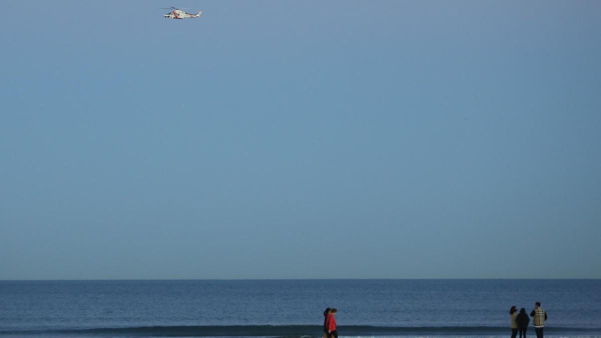 Buscan a un joven desaparecido en el agua de la playa de la Malva-rosa