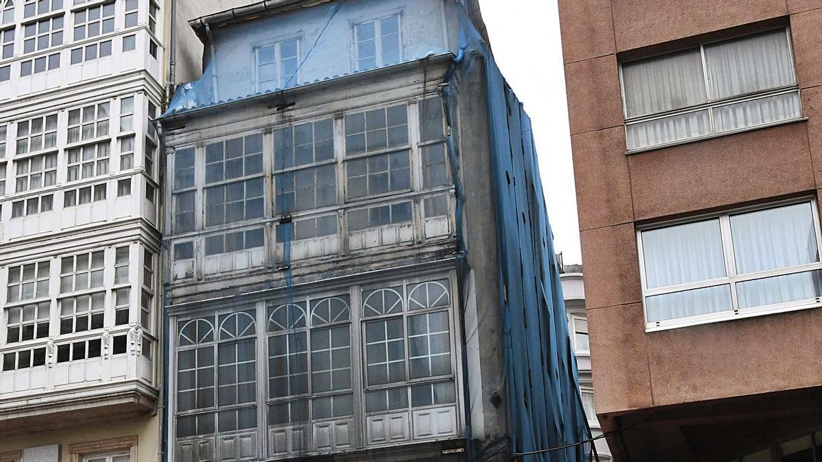 Edificio abandonado y en mal estado en la calle San Andrés. |   // VÍCTOR ECHAVE