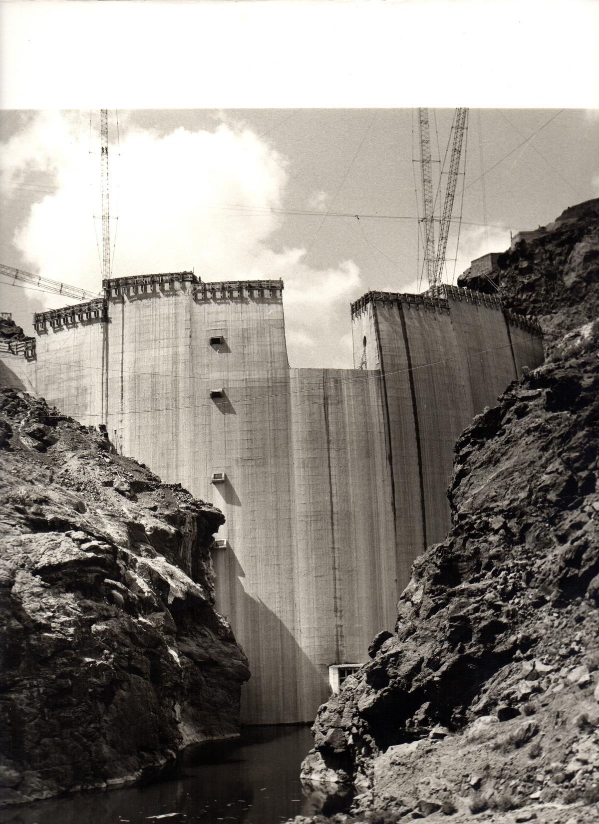 Imagen de las obras de la presa a principios de los años 70, procedente del archivo de Fermín Monzón Barber y facilitada por el geógrafo Jaime González.