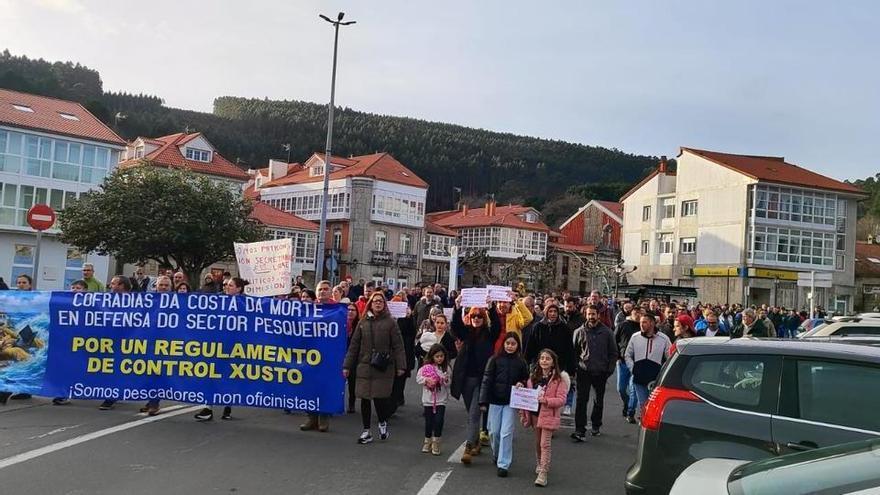 Cientos de personas arropan al sector pesquero en Corcubión