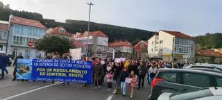 Cientos de personas arropan al sector pesquero en Corcubión