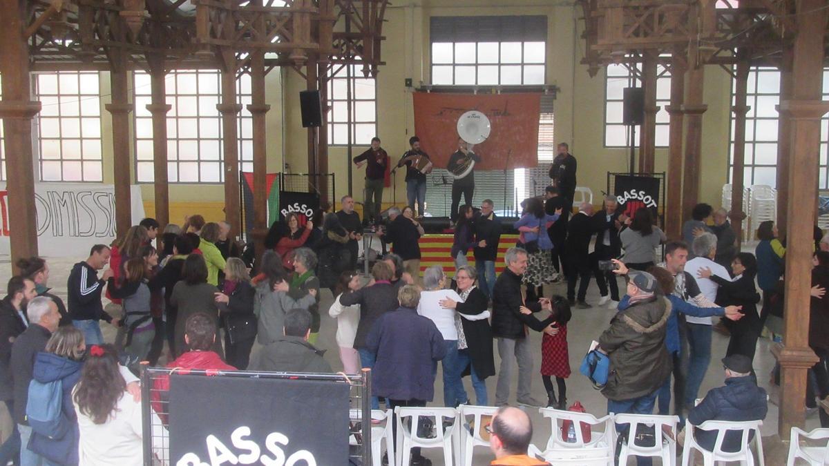 La banda de folk Tres fan Ball abrió los conciertos de la jornada reivindicativa.