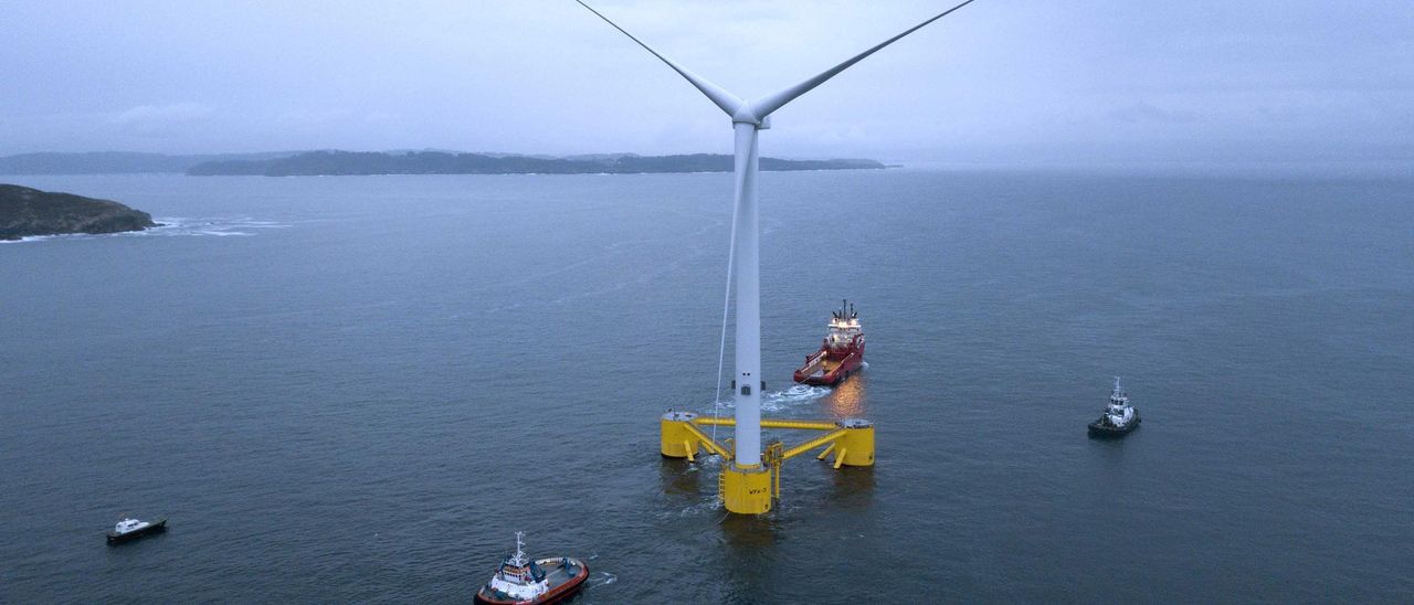 Uno de los aerogeneradores del parque eólico marino Wind Float en Portugal.