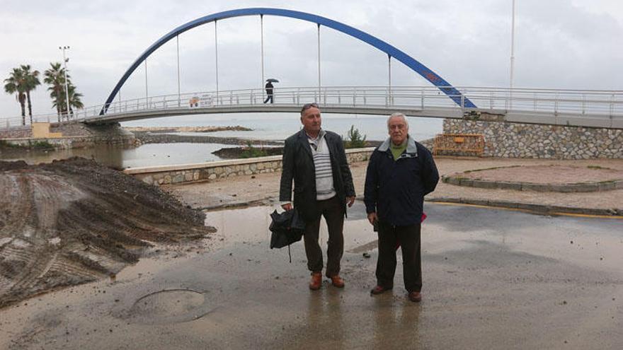 Manuel Hijano y Rafael Caparrós, en una de las zonas propuestas por Costas para trasladar la EBAR, junto a la plaza de las Palmeras, en la desembocadura del Jaboneros.