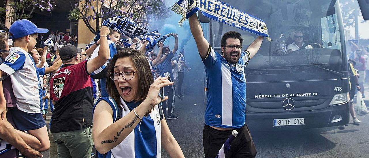 Los aficionados del Hércules despiden al equipo antes de un desplazamiento. | ALEX DOMÍNGUEZ