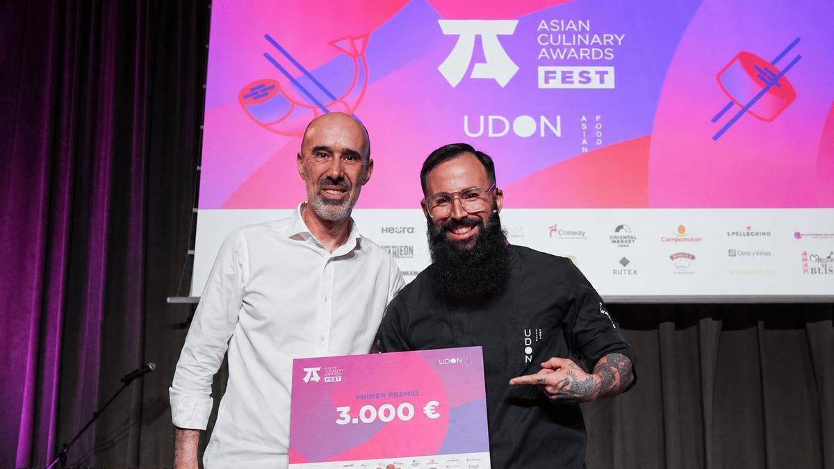 Alberto Montes con su premio.
