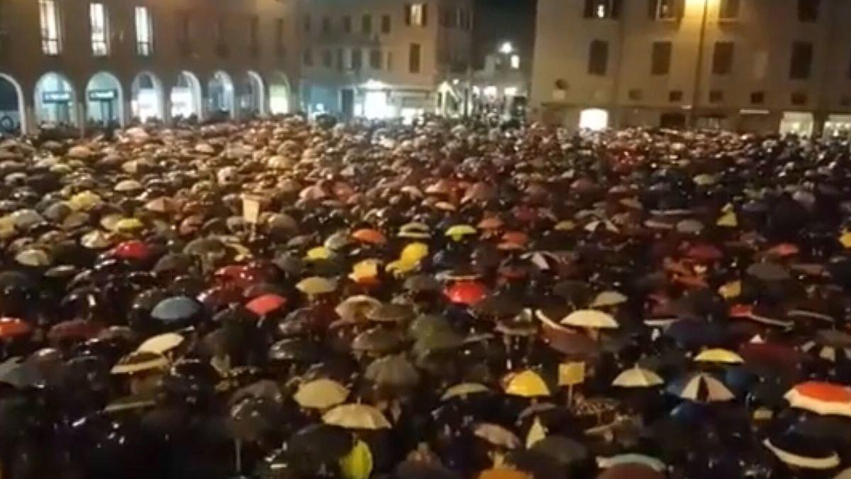 El 'Movimiento de las sardinas' llena la plaza de Módena, el pasado lunes.