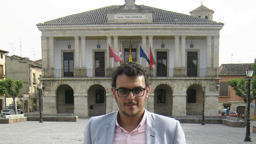 El alcalde de Toro, Tomás del Bien, posa delante de la fachada principal del Ayuntamiento. Foto