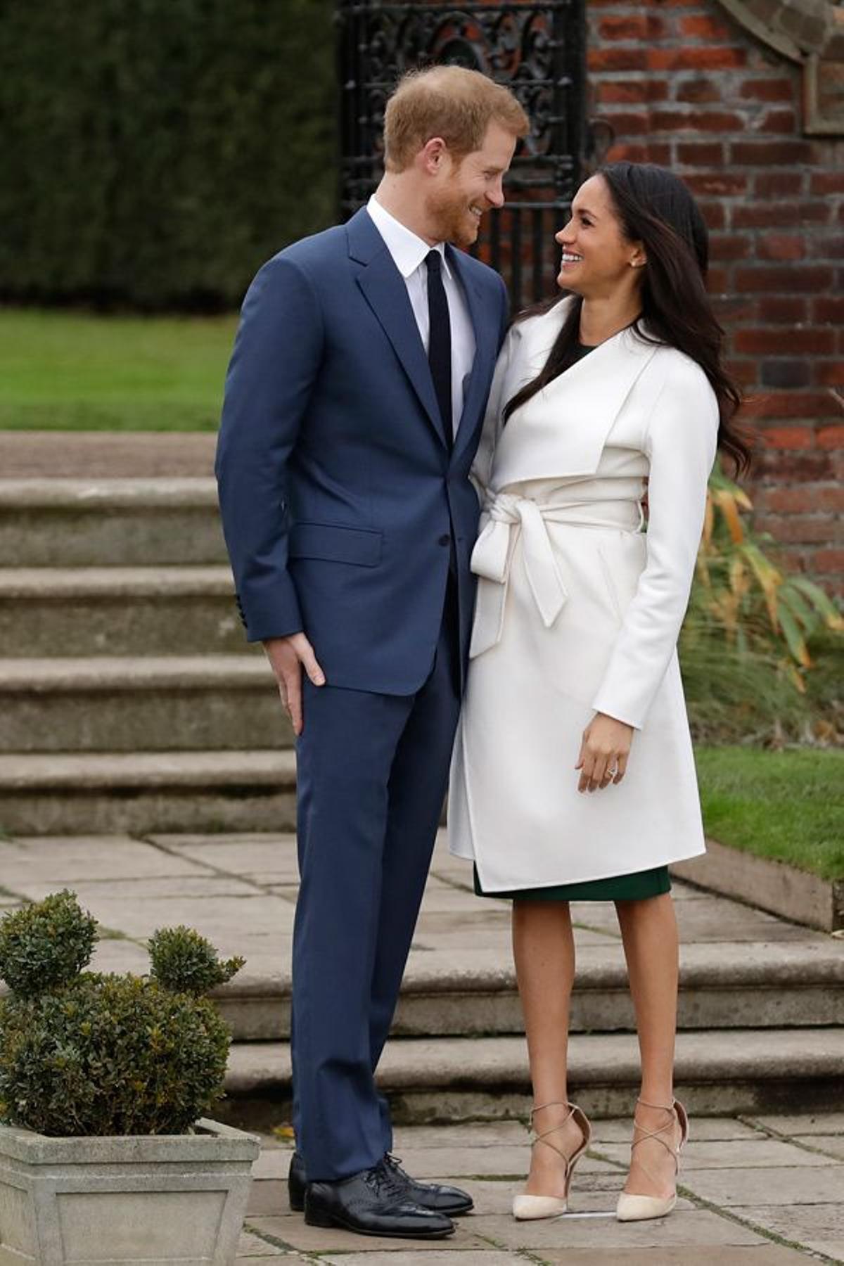 El Príncipe Harry y Meghan Markle posan en el anuncio de su compromiso
