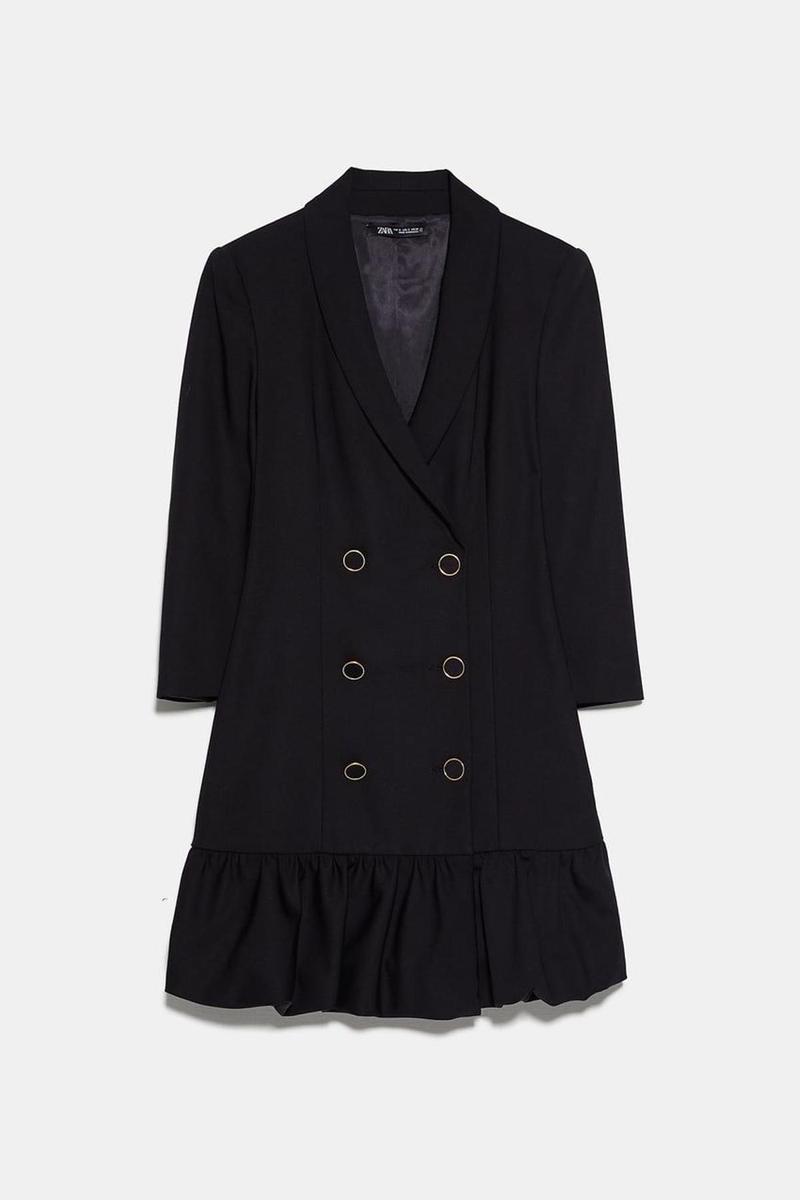 Vestido blazer pliegues negro de Zara. (Precio: 59, 95 euros)