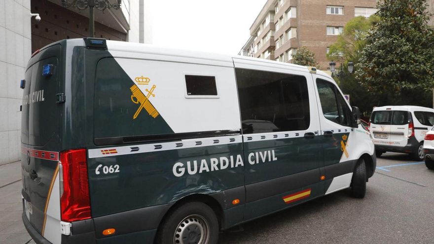 El furgón que trasladó a la cárcel a uno de los integrantes del matrimonio desde los Juzgados de Oviedo. | FERNANDO RODRÍGUEZ