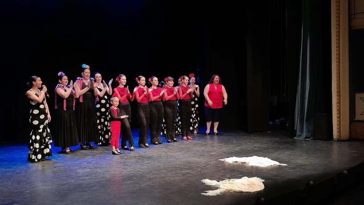 GALERÍA | El grupo "Alboreá" celebra el fin de curso con una gala en el teatro Latorre de Toro