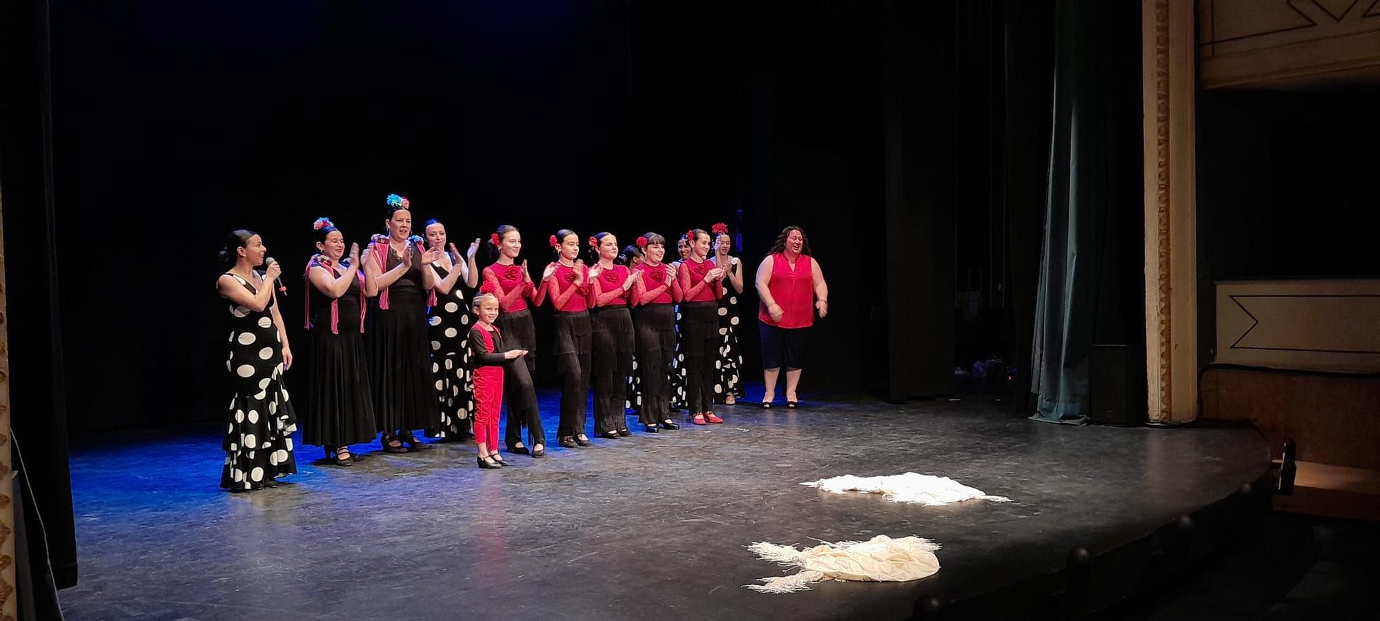 GALERÍA | El grupo &quot;Alboreá&quot; celebra el fin de curso con una gala en el teatro Latorre de Toro
